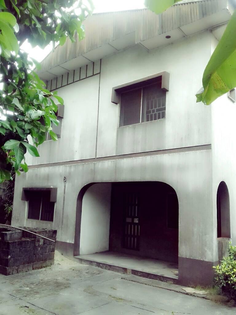 7 bedroom duplex with 2bedroom flat boys quarter, security house, generator house and borehole
